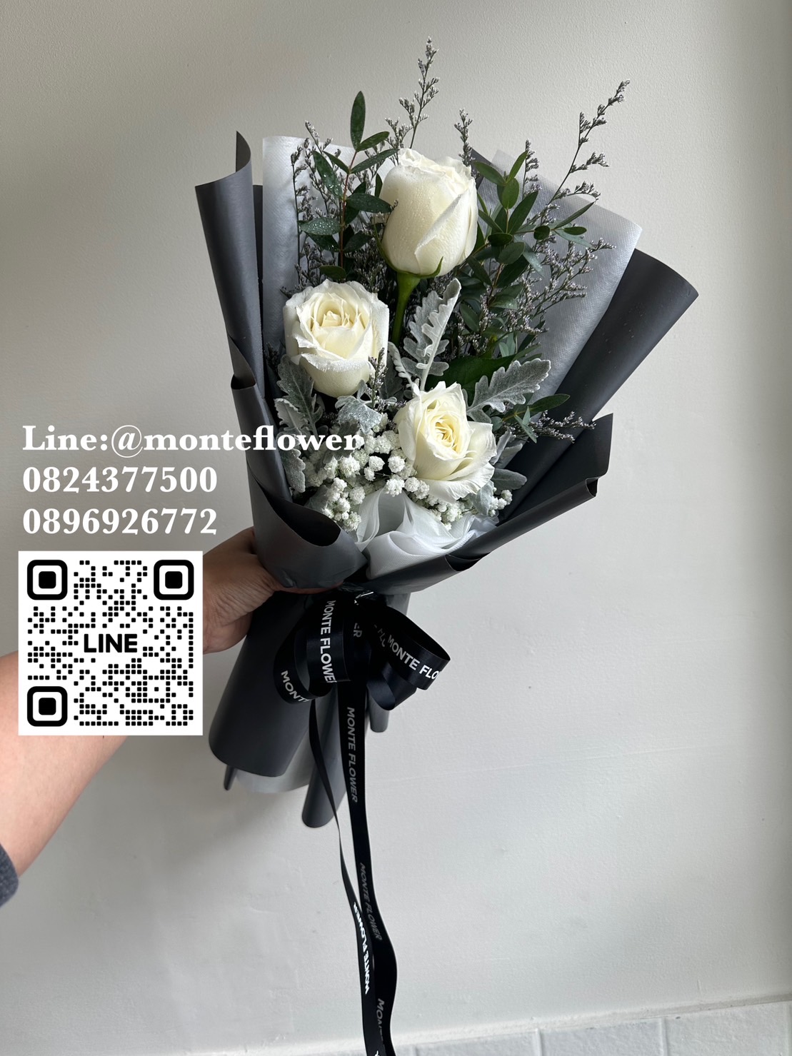 ช่อกุหลาบขาว3ดอก ห่อเทาเข้ม 550