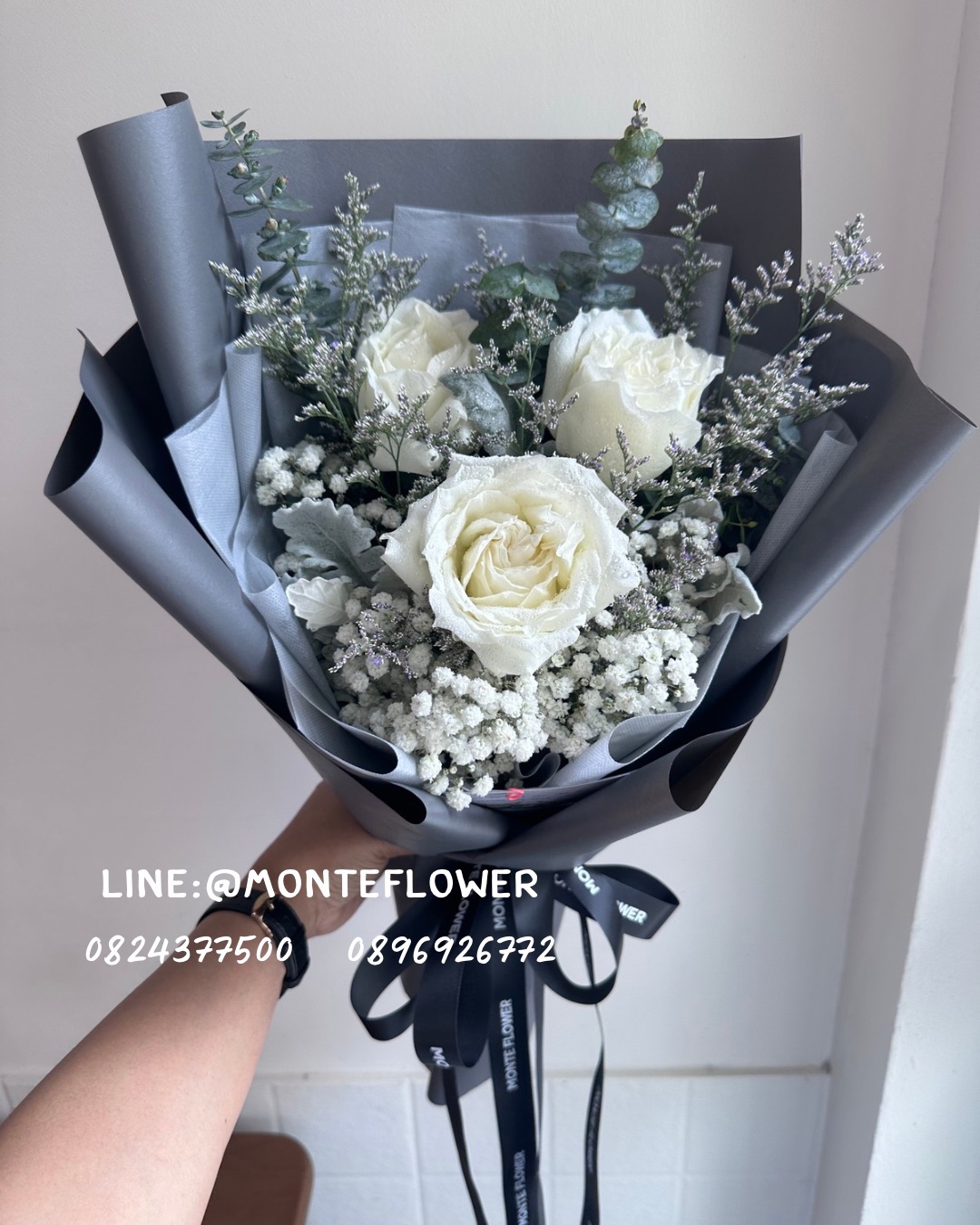 ช่อกุหลาบขาว3ดอก ห่อเทาเข้ม 550